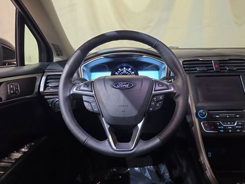 Used 2018 Ford Fusion SE w/ Fusion SE Technology Package FWD image 11