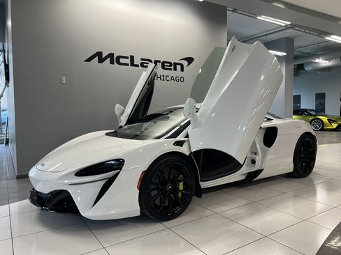 Used 2024 McLaren Artura image 14