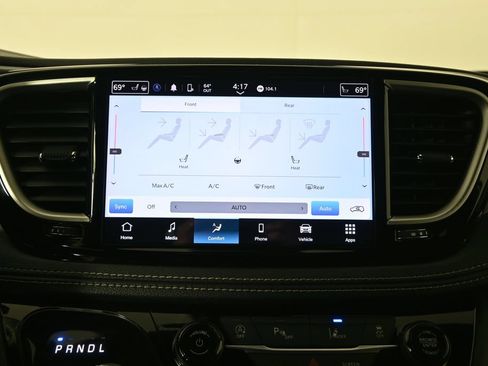 Used 2024 Chrysler Pacifica Touring FWD image 28