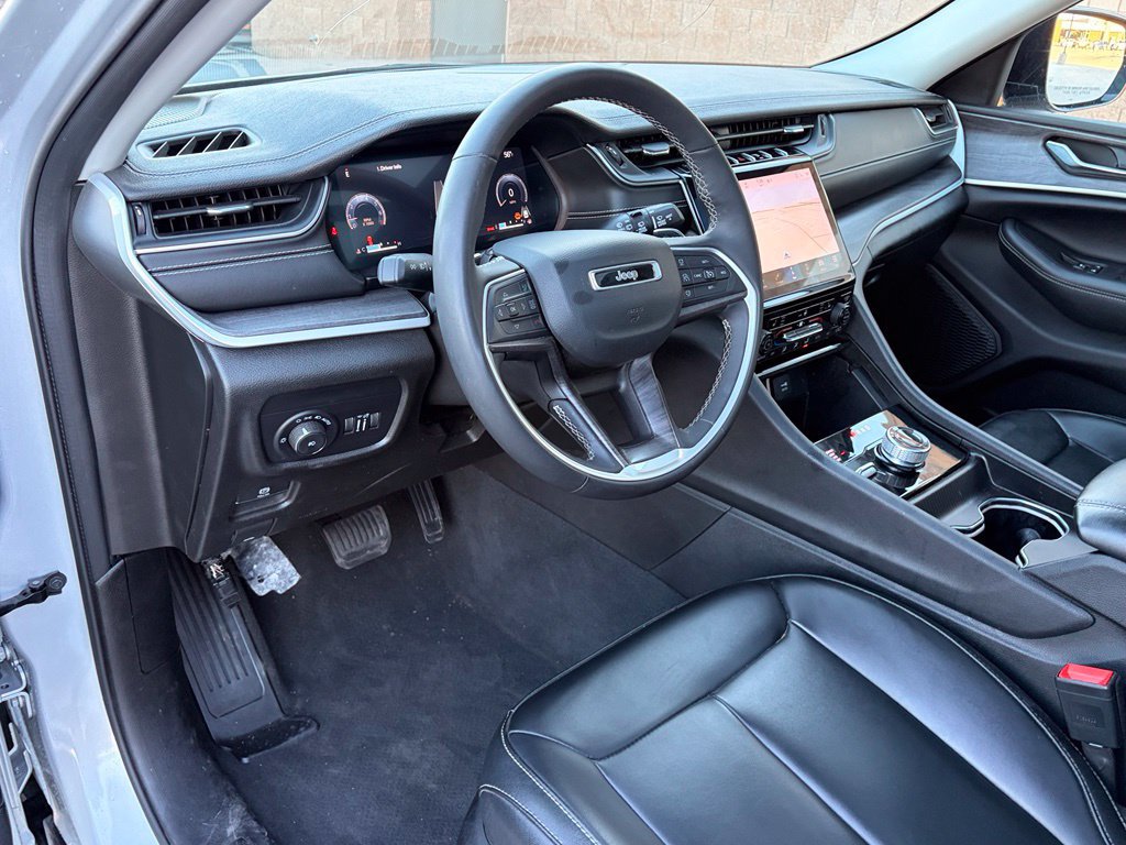 Used 2024 Jeep Grand Cherokee Limited w/ Black Appearance Package AWD/4WD image 12
