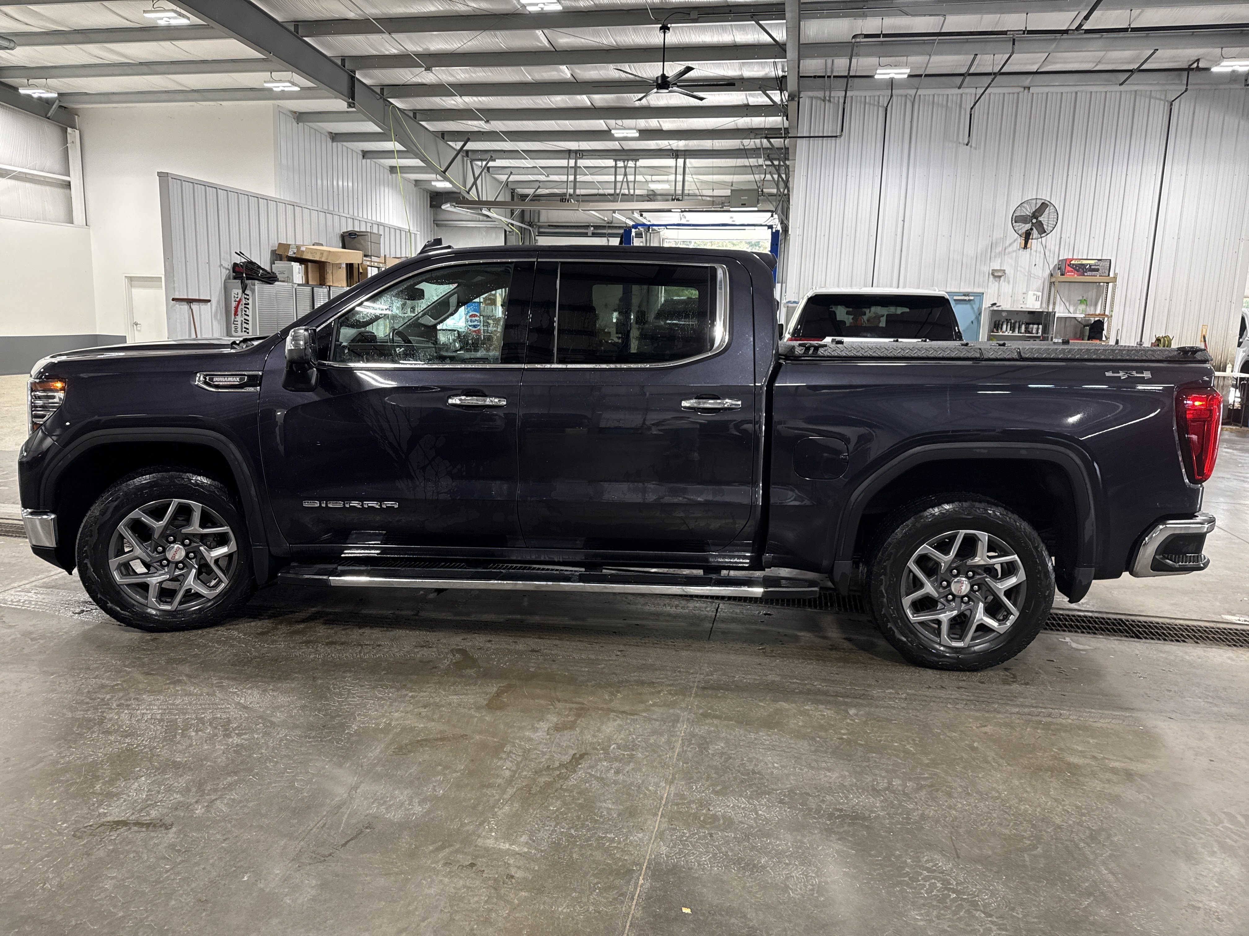 Used 2022 GMC Sierra 1500 SLT w/ SLT Premium Package AWD/4WD image 5
