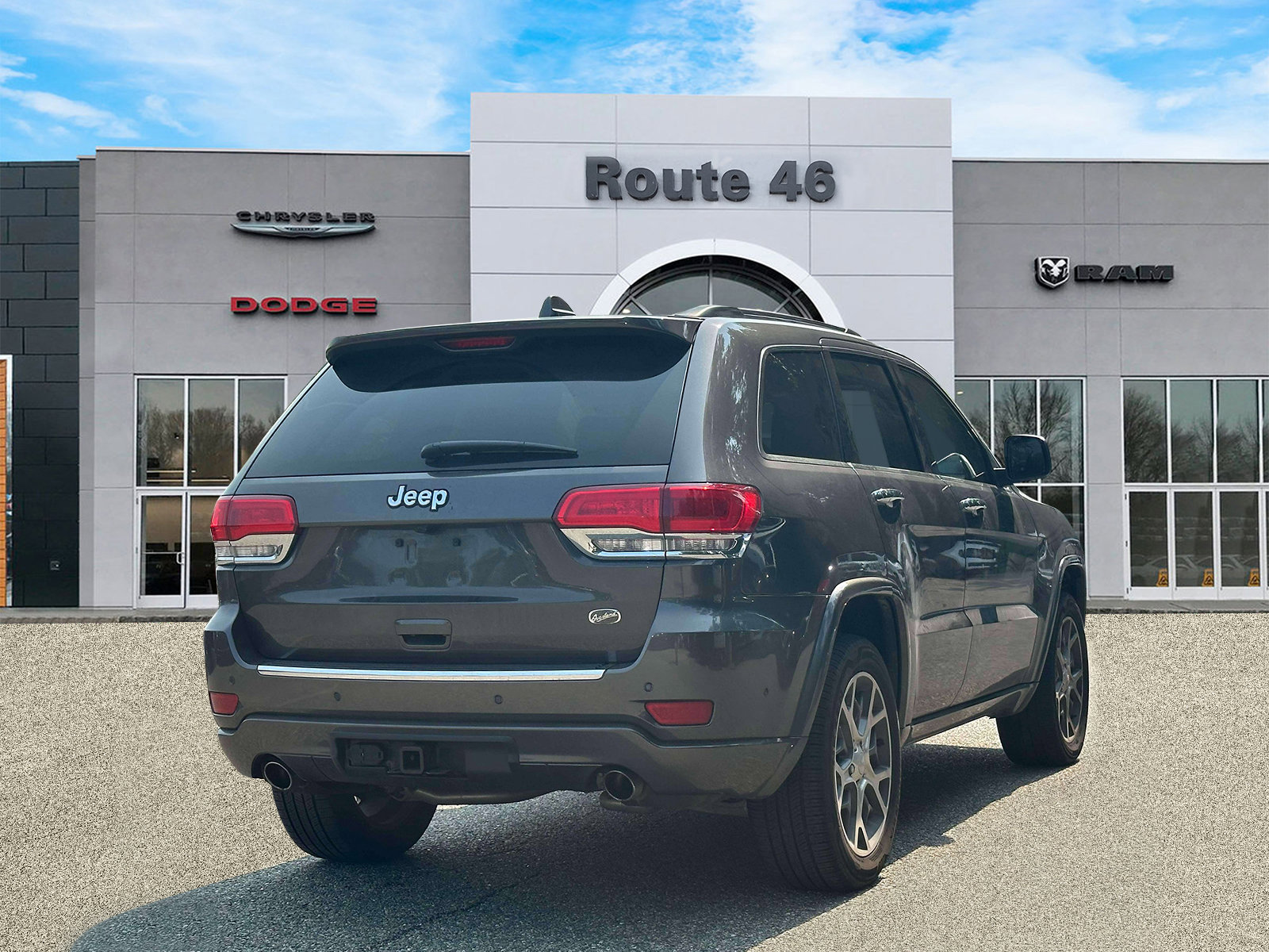 Used 2019 Jeep Grand Cherokee Overland AWD/4WD image 4