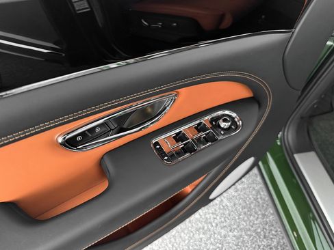 Used 2025 Bentley Bentayga image 13