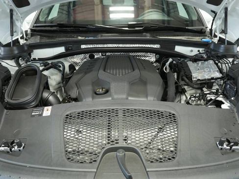 Certified 2025 Porsche Macan AWD/4WD image 30