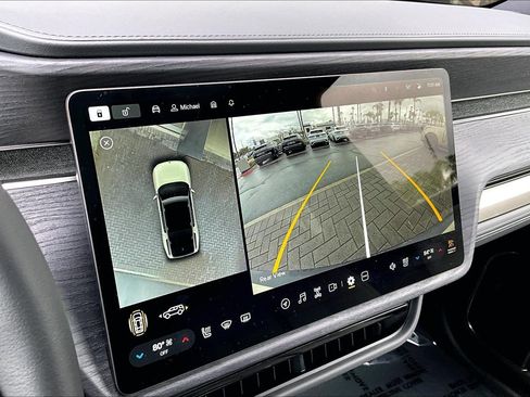 Used 2025 Rivian R1S Premium image 21