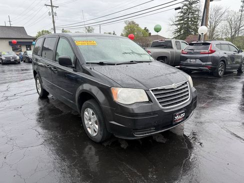 Used 2008 Chrysler Town & Country LX FWD image 5