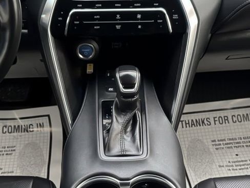 Used 2022 Toyota Venza Limited image 17