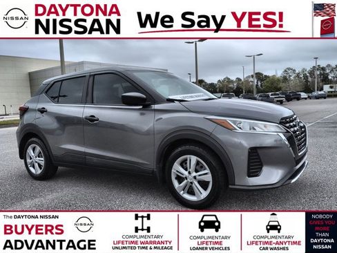 Used 2021 Nissan Kicks S image 1