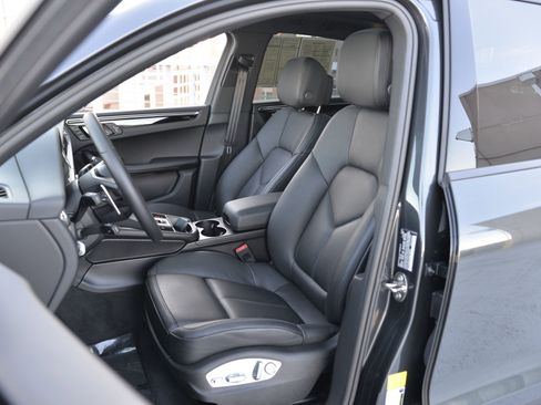 Certified 2025 Porsche Macan image 13