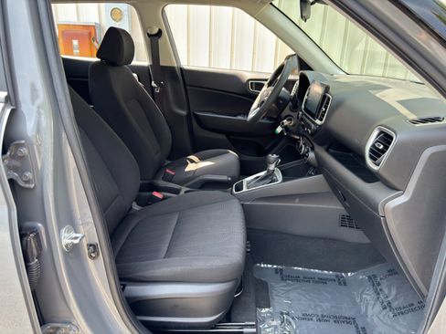 Used 2021 Hyundai Venue SE FWD image 14