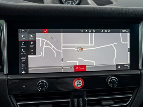 Certified 2025 Porsche Macan AWD/4WD image 17
