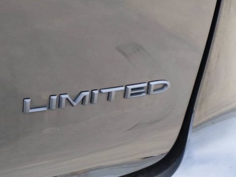Used 2025 Chrysler Pacifica Limited FWD image 9