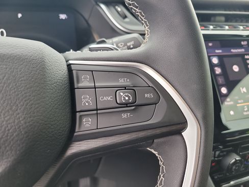 Used 2024 Jeep Grand Cherokee Laredo image 27