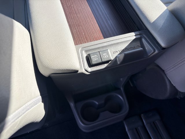 Certified 2022 Toyota Sienna XLE FWD image 25