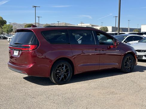 Certified 2022 Chrysler Pacifica Touring-L w/ S Appearance Package image 5