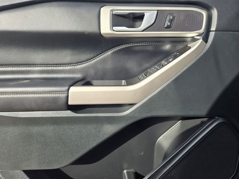 Used 2023 Ford Explorer XLT image 25