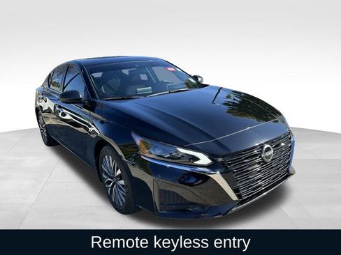 Used 2024 Nissan Altima 2.5 SV image 2