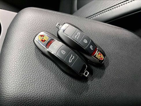 Used 2025 Porsche Macan image 38