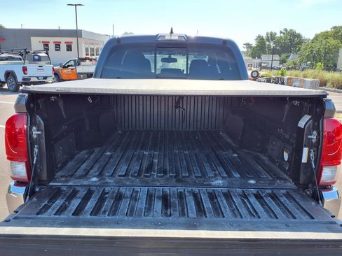 Used 2017 Toyota Tacoma TRD Off-Road w/ Tow Package (A/T) AWD/4WD image 25