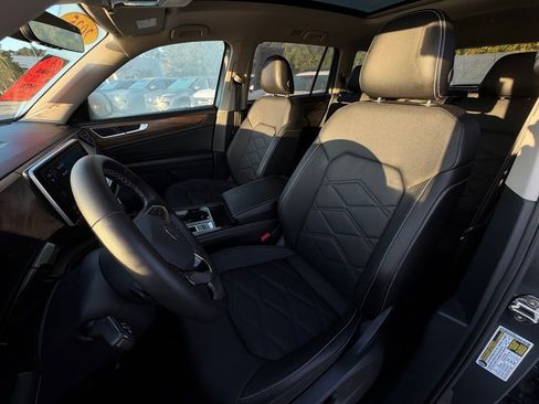 Used 2025 Volkswagen Atlas SE image 11