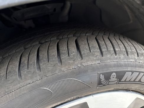 Used 2025 Volvo XC40 B5 Plus image 12