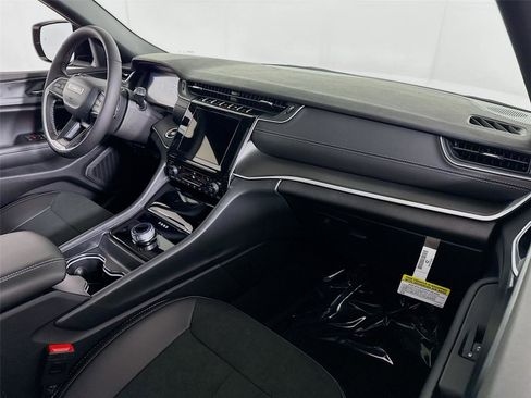 New 2025 Jeep Grand Cherokee L Altitude image 24