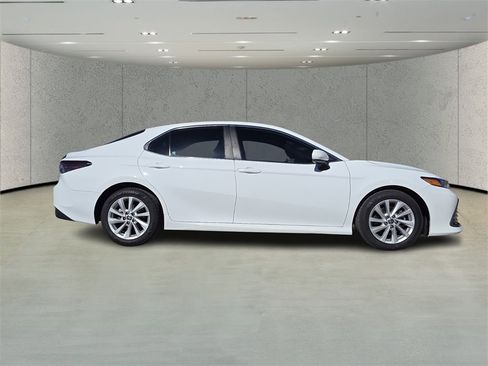 Used 2022 Toyota Camry LE image 2
