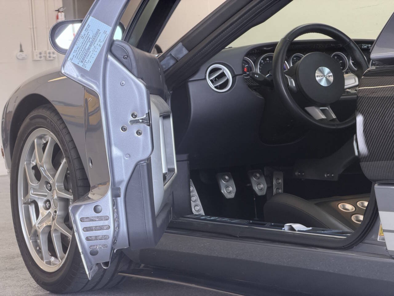 Used 2006 Ford GT RWD image 30