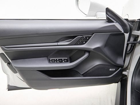 Used 2022 Porsche Taycan image 24