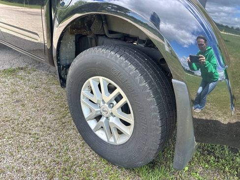 Used 2018 Nissan Frontier SV AWD/4WD image 10