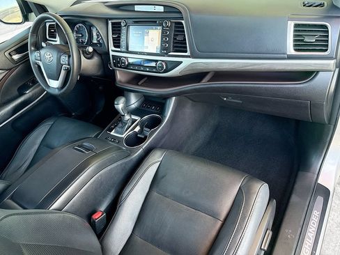 Used 2017 Toyota Highlander Limited AWD/4WD image 17