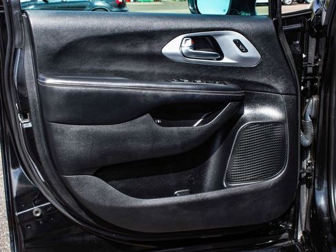 Used 2022 Chrysler Pacifica Touring-L w/ Uconnect Theater Family Group FWD image 8