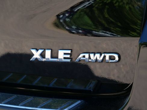 Used 2018 Toyota Highlander XLE AWD/4WD image 8