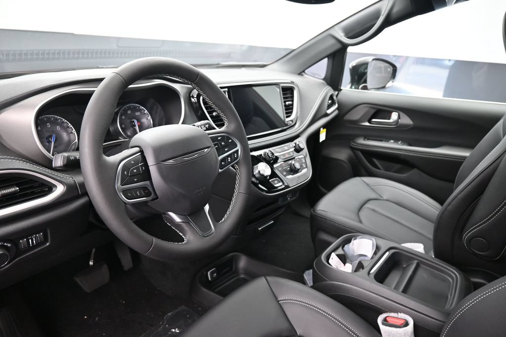 New 2027 Chrysler Pacifica Select w/ Family Tech Group FWD image 16