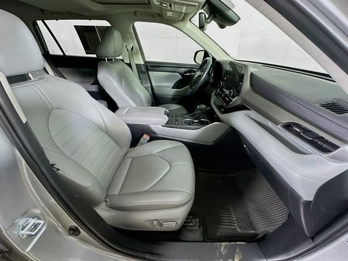 Used 2023 Toyota Highlander XLE AWD/4WD image 12