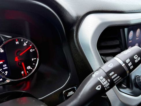 Used 2020 GMC Acadia SLT w/ Driver Alert Package II image 19