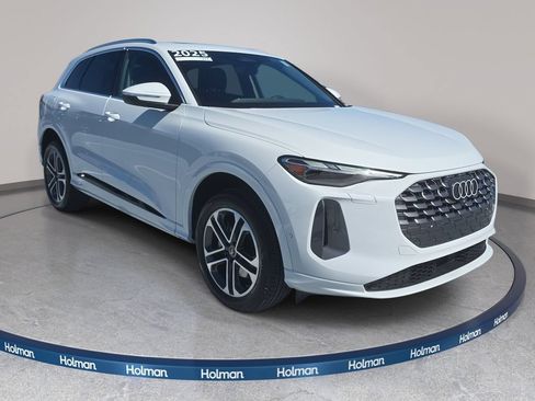 Certified 2025 Audi Q5 Premium w/ Convenience Package AWD/4WD image 3