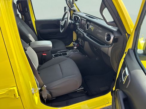Used 2023 Jeep Gladiator Overland AWD/4WD image 12