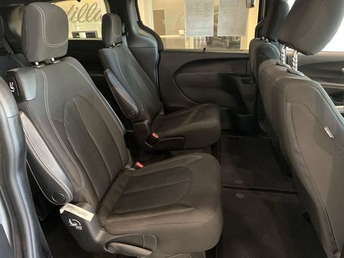 Used 2020 Chrysler Pacifica Touring w/ S Appearance Package FWD image 26