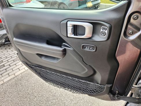 Used 2018 Jeep Wrangler Unlimited Sport S image 23