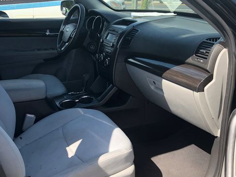 Used 2013 Kia Sorento LX image 17