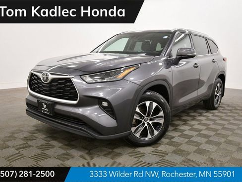 Used 2022 Toyota Highlander XLE image 1