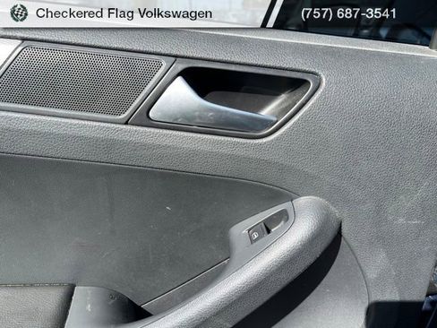 Used 2017 Volkswagen Jetta SE image 23
