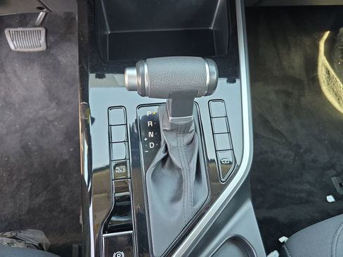 Used 2025 Kia Niro LX image 19