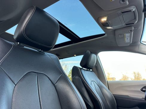 Used 2023 Chrysler Pacifica Limited image 17