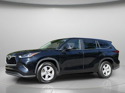 Used 2023 Toyota Highlander L FWD image 3