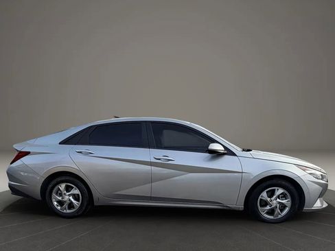 Used 2021 Hyundai Elantra SE image 4
