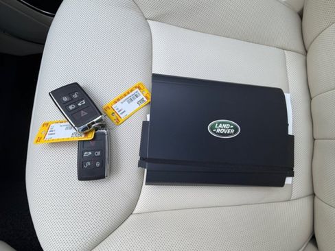 Certified 2025 Land Rover Range Rover SE AWD/4WD image 21