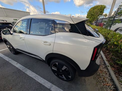 New 2025 Nissan Kicks SR FWD image 9