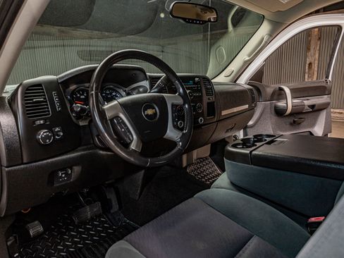 Used 2009 Chevrolet Silverado 2500 LT w/ Interior Plus Package RWD image 12